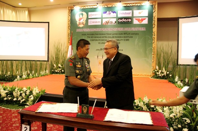 0212 Serah Terima Bantuan CSR Rajawali Corpora kepada TNI AD untuk Perbaikan Rumah Tidak Layak Huni (RLTH) 1