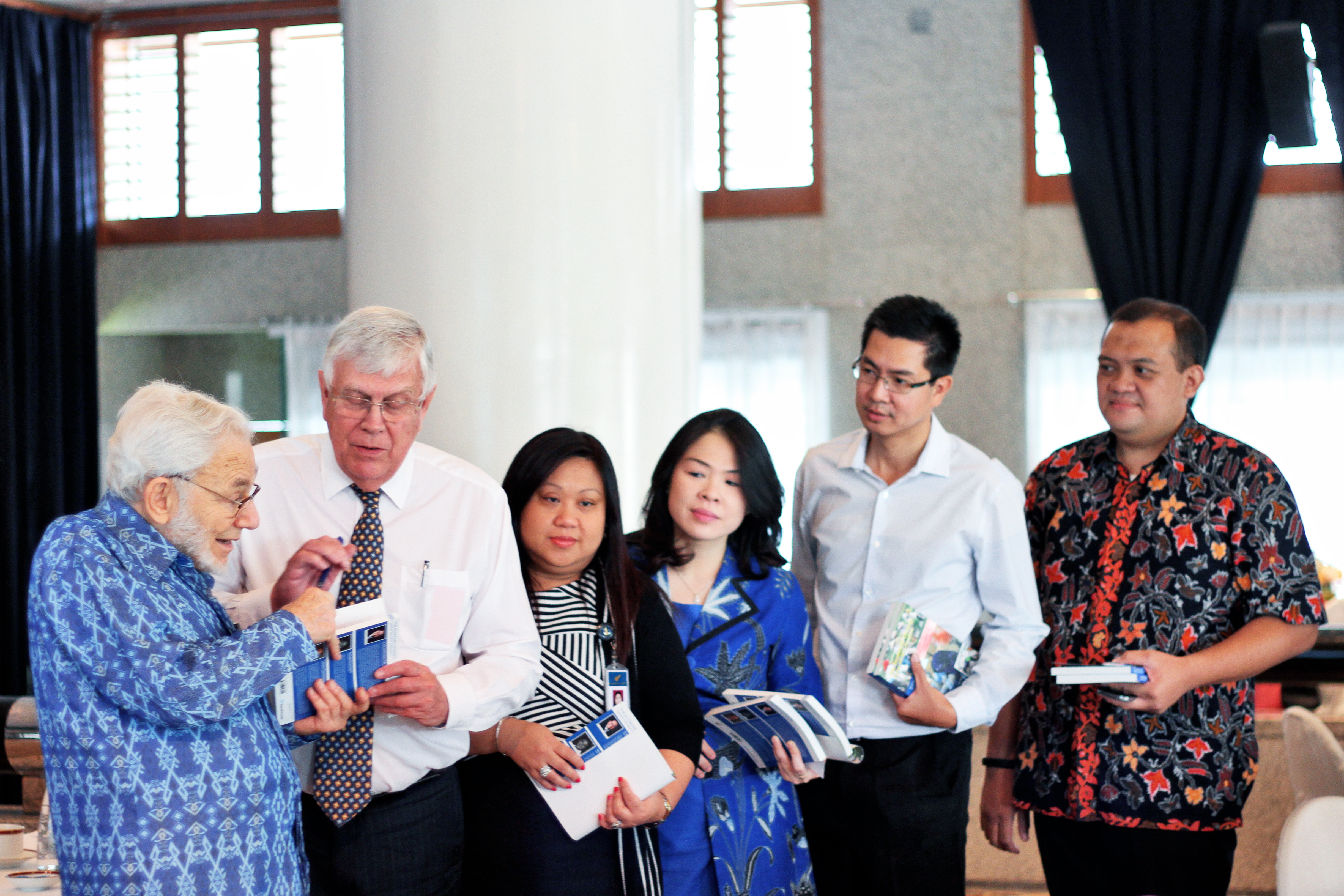 1023 Meet The Author Exclusive; Prof. Gustav Papanek PhD 1
