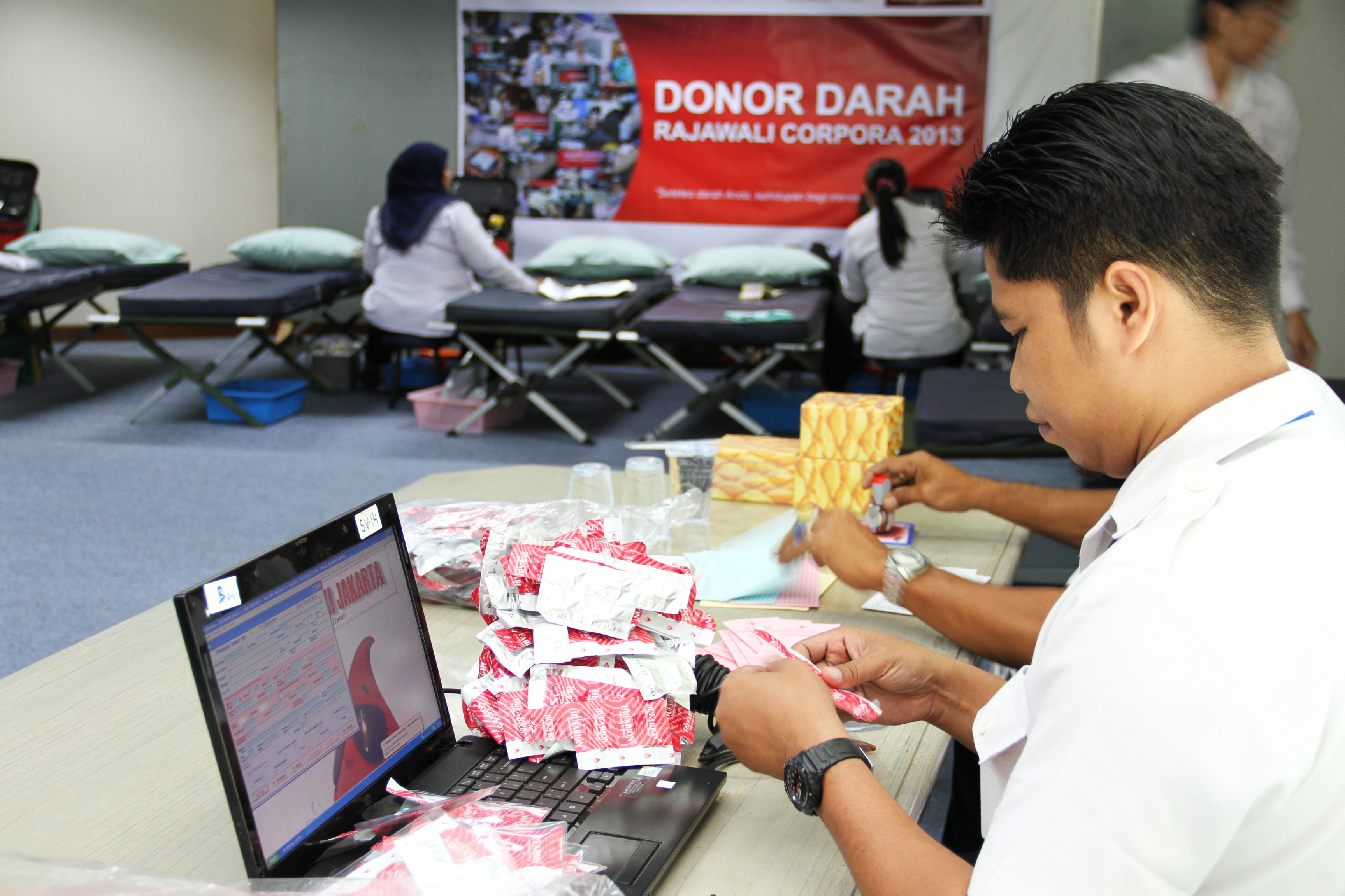1204 Donor Darah Rajawali Corpora Desember 2013